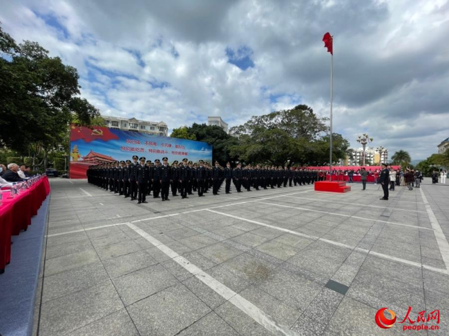 生态环境保护综合执法队伍制式服装风采展示仪式现场。人民网记者 余璐摄