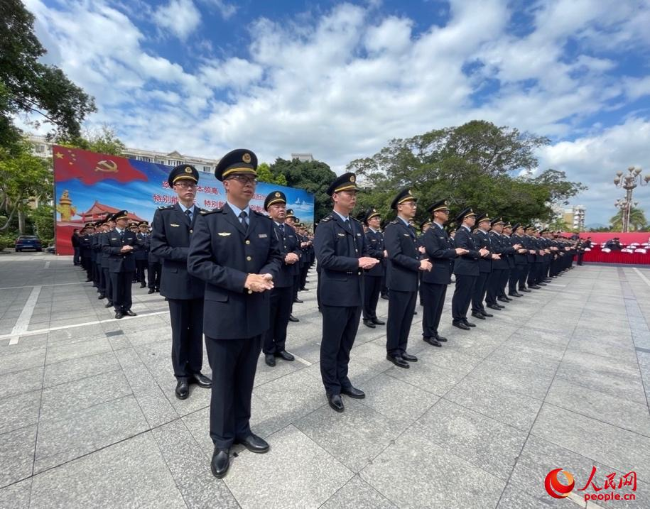 生态环境保护综合执法队伍制式服装风采展示仪式现场。人民网记者 余璐摄