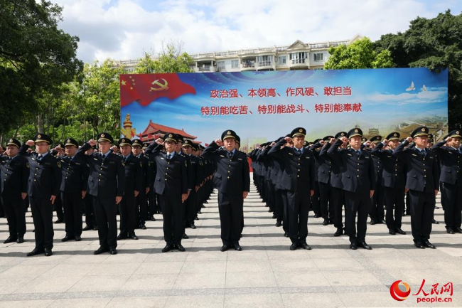 生态环境保护综合执法队伍制式服装风采展示仪式现场。人民网记者 余璐摄