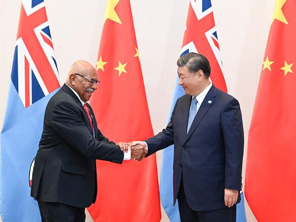 习近平会见斐济总理兰布卡1 习近平会见斐济总理兰布卡1