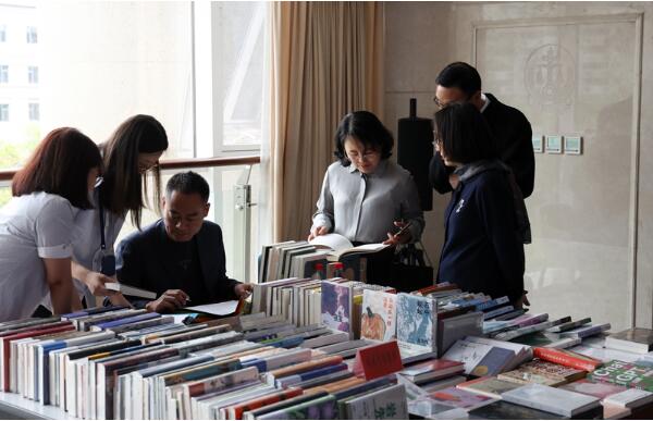 最高法举办世界读书日书展4 最高法举办世界读书日书展4