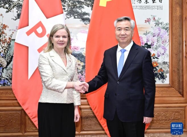 李希会见巴西劳工党高级干部考察团