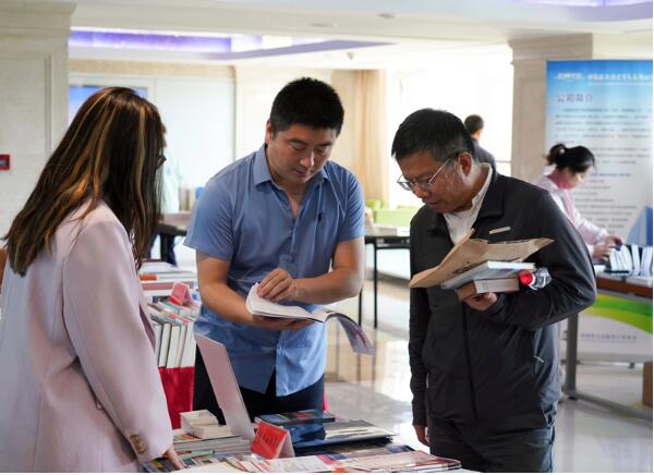 最高法举办世界读书日书展5 最高法举办世界读书日书展5