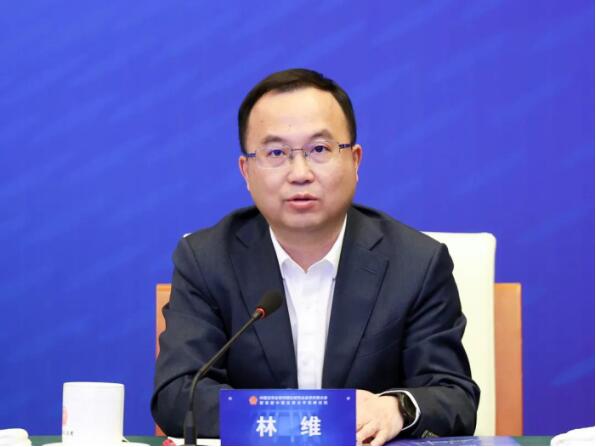 张军出席首届中国应用法学高峰论坛并讲话7 张军出席首届中国应用法学高峰论坛并讲话7