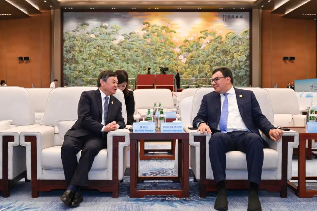 生态环境部部长黄润秋会见上海合作组织国家绿色发展论坛部分参会嘉宾1