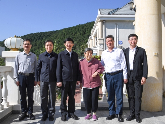 国家药监局领导班子国庆节前走访慰问老干部老党员
