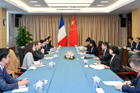生态环境部部长黄润秋会见法国驻华大使白玉堂