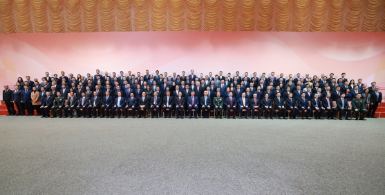 习近平会见澳门社会各界代表人士2