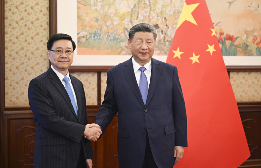 习近平听取李家超述职报告1