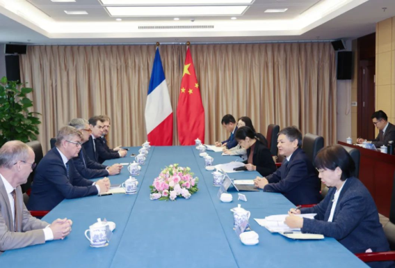 生态环境部部长黄润秋会见法国议员代表团