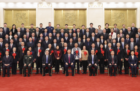 习近平接见全国离退休干部先进集体和先进个人受表彰代表