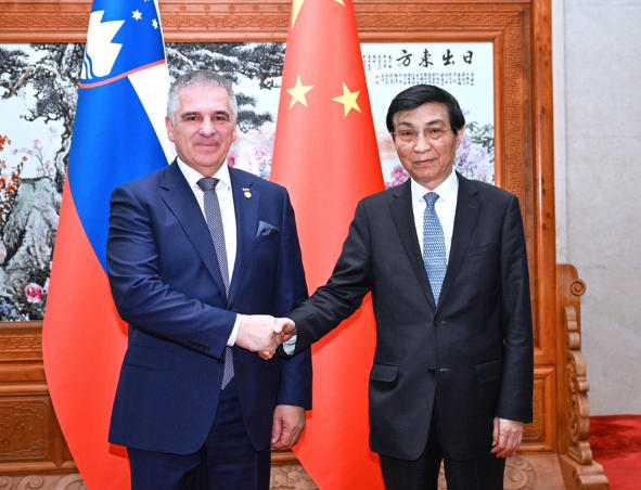 赵乐际、王沪宁分别会见斯洛文尼亚国民委员会主席洛特里奇2