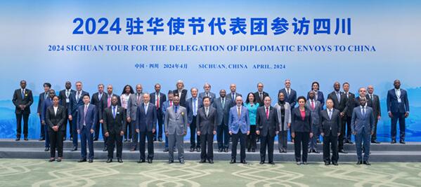 王晓晖黄强会见外国驻华使节代表团