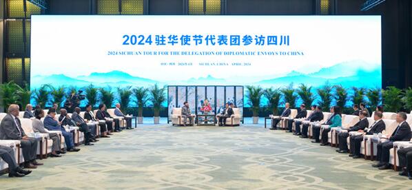 王晓晖黄强会见外国驻华使节代表团1